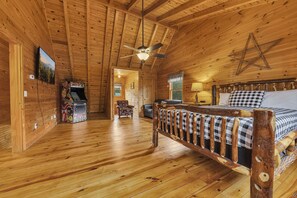 3 bedrooms, iron/ironing board, WiFi, bed sheets - Charming creekside 3-bedroom cabin with hot tub in cozy Cosby (Cosby)