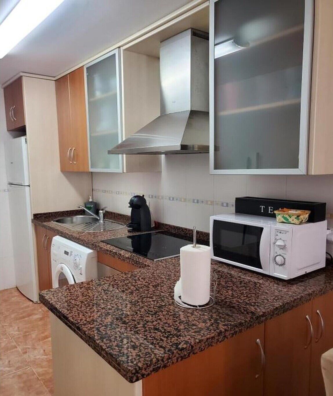 Jääkaappi, mikroaaltouuni, uuni, liesi