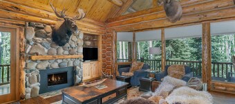 High Noon Lodge - Ski Ranches 5 bedroom, 3 bath  private hot tub and seclusion