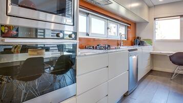 Departamento | Cocina privada | Refrigerador, microondas, horno y parrilla de estufa