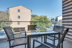 Apartment | Balcony - Cosy 1-bedroom Apartment Close to the City (Sydney)
