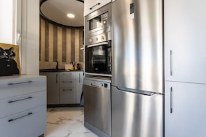 Coffee/tea maker, fridge, microwave, oven - Renovated apartment in Torremolinos (Málaga)
