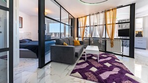 Un salon moderne avec un canapé, une table basse et un tapis à motifs.