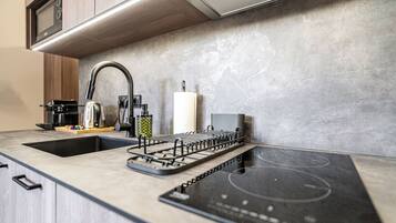 Classic Studio | Private kitchenette | Coffee/tea maker, electric kettle