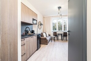 ملاءات للفراش لا تسبب الحساسية ومكواة/لوح كي وواي فاي مجانًا