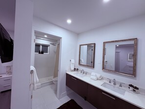 Een douche, een haardroger, handdoeken, zeep