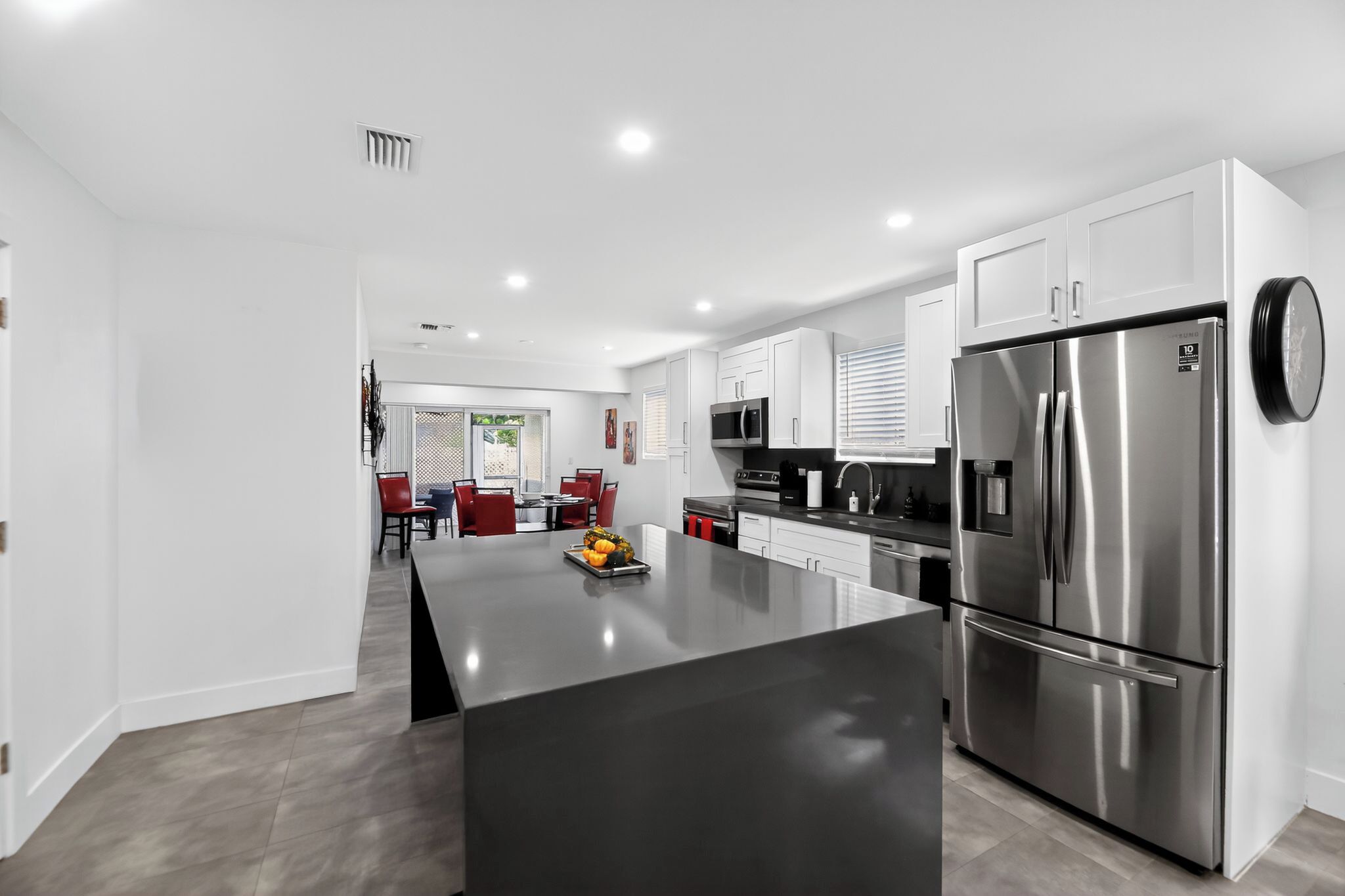 Mikrobølgeovn, ovn, kokeplater og oppvaskmaskin