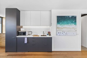 Apartment | Private kitchen - Stylish Studio With Great Amenities Near Beachside (Melbourne)