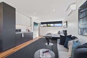 Apartment | Living room - Stylish Studio With Great Amenities Near Beachside (Melbourne)