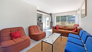 Una sala de estar moderna con un sofá, una mesa de centro y una chimenea.