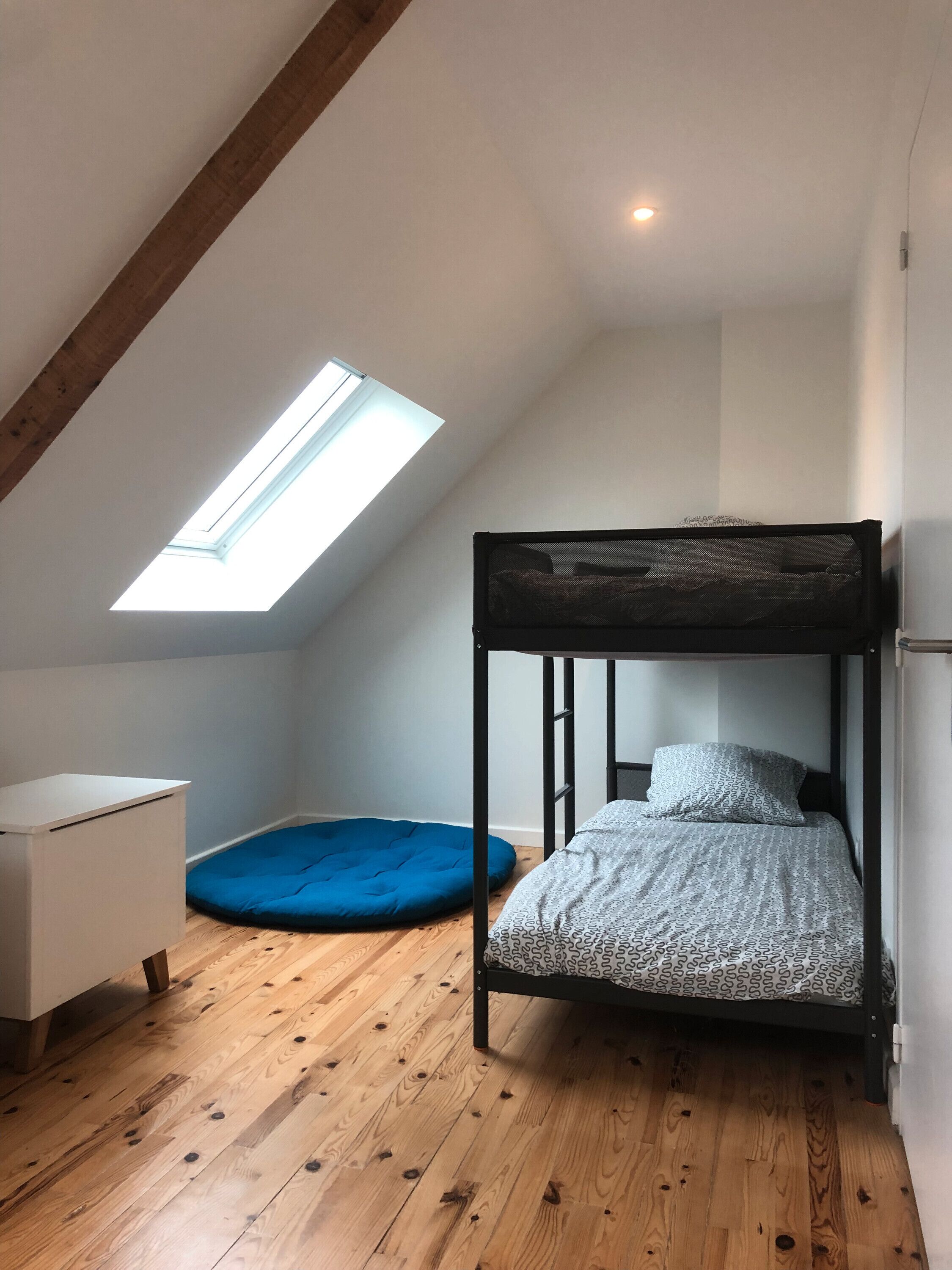 5 bedrooms, iron/ironing board, WiFi, bed sheets