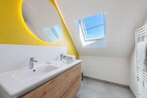 Dusche, Haartrockner, Handtücher