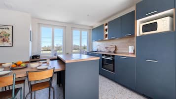 Refrigerador, microondas, horno, placa de cocina