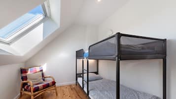 5 bedrooms, iron/ironing board, WiFi, bed sheets