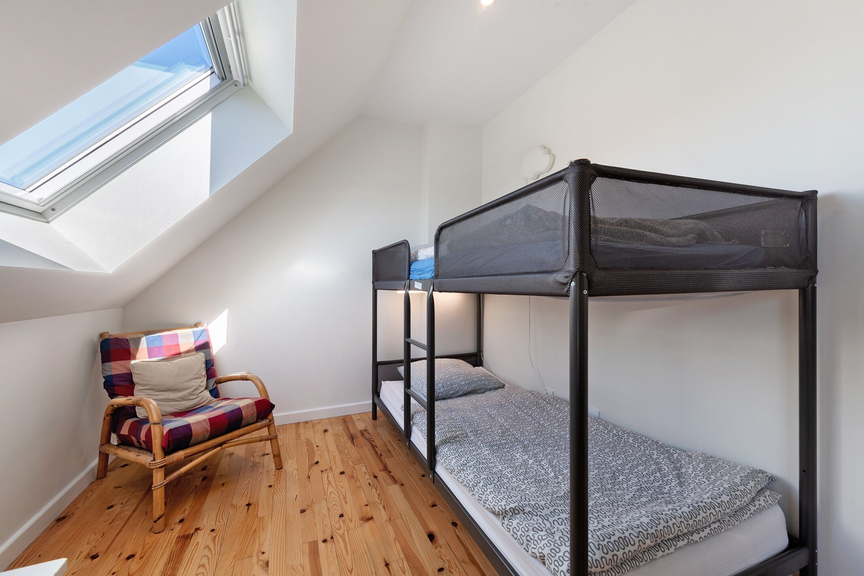 5 habitaciones, tabla de planchar con plancha, wifi y ropa de cama 