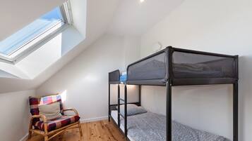 5 habitaciones, tabla de planchar con plancha, wifi y ropa de cama