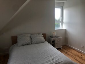 5 bedrooms, iron/ironing board, WiFi, bed sheets