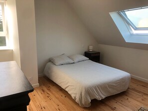 Silitysrauta/-lauta, Wi-Fi, vuodevaatteet