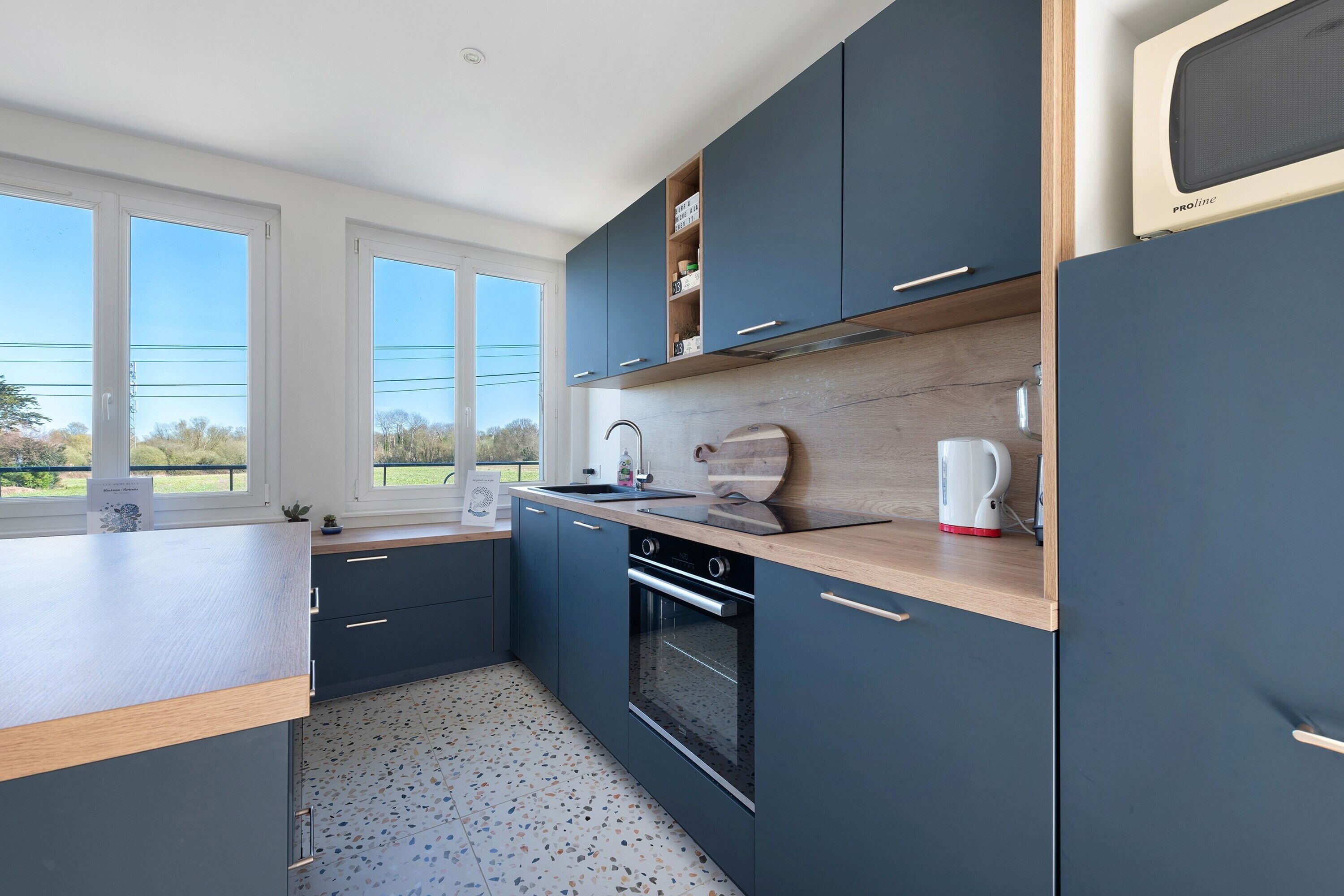 Frigorifero, microonde, forno, piano cottura