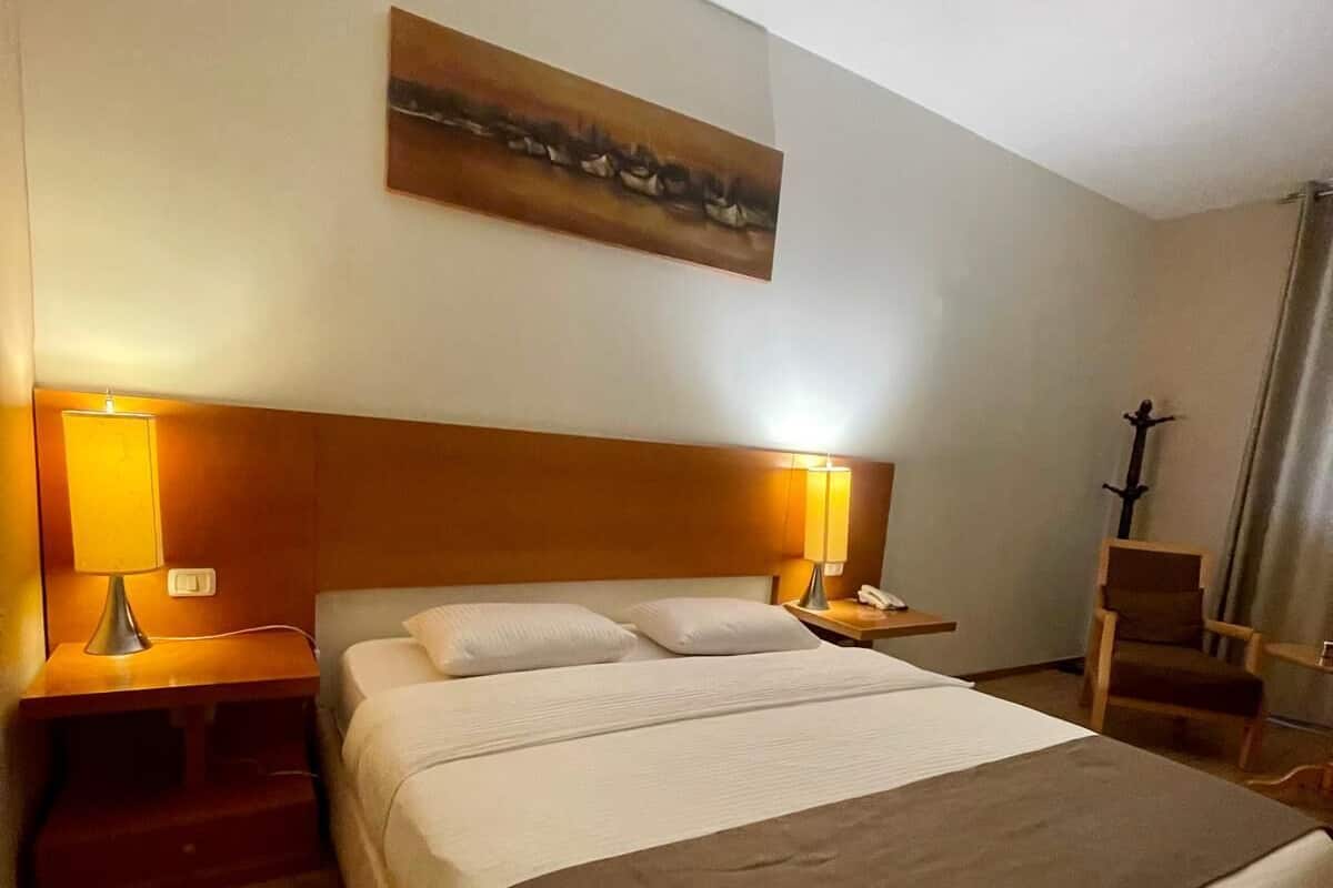 Habitación individual | Caja de seguridad en la habitación y tabla de planchar con plancha