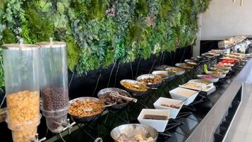 Buffet déjeuner gratuit tous les jours