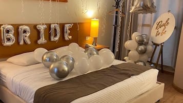 Habitación con 1 cama matrimonial o 2 individuales | Caja de seguridad en la habitación y tabla de planchar con plancha