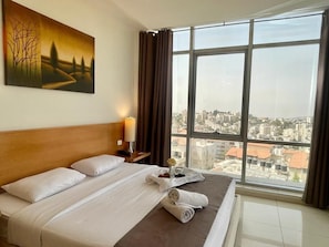 Caja de seguridad en la habitación y tabla de planchar con plancha