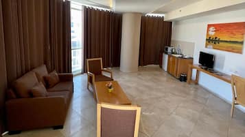 Caja de seguridad en la habitación y tabla de planchar con plancha