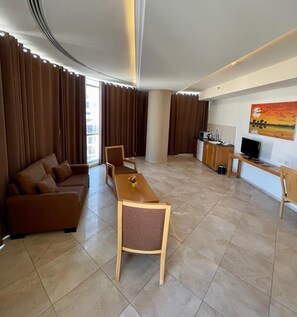 Suite | Caja de seguridad en la habitación y tabla de planchar con plancha