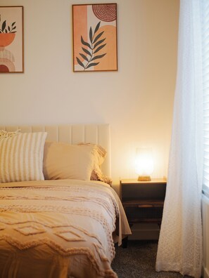 2 bedrooms, internet, bed sheets