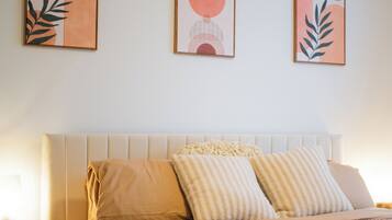 2 bedrooms, internet, bed sheets