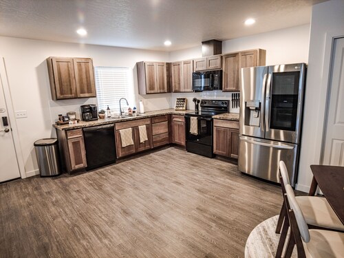 The Emerald Escape 2BR/2BA King Suite