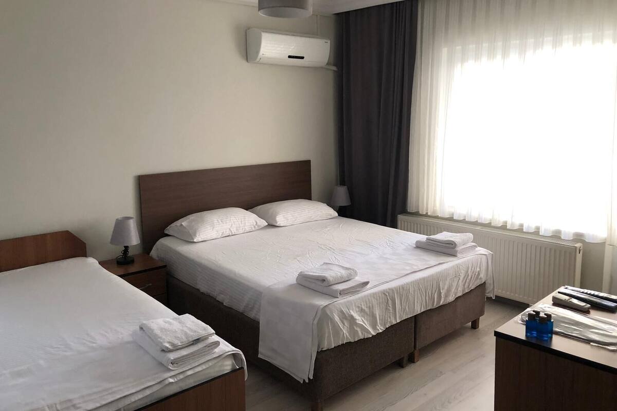 Basic-Dreibettzimmer, Balkon, Stadtblick | Hochwertige Bettwaren, Bügeleisen/Bügelbrett, kostenloses WLAN