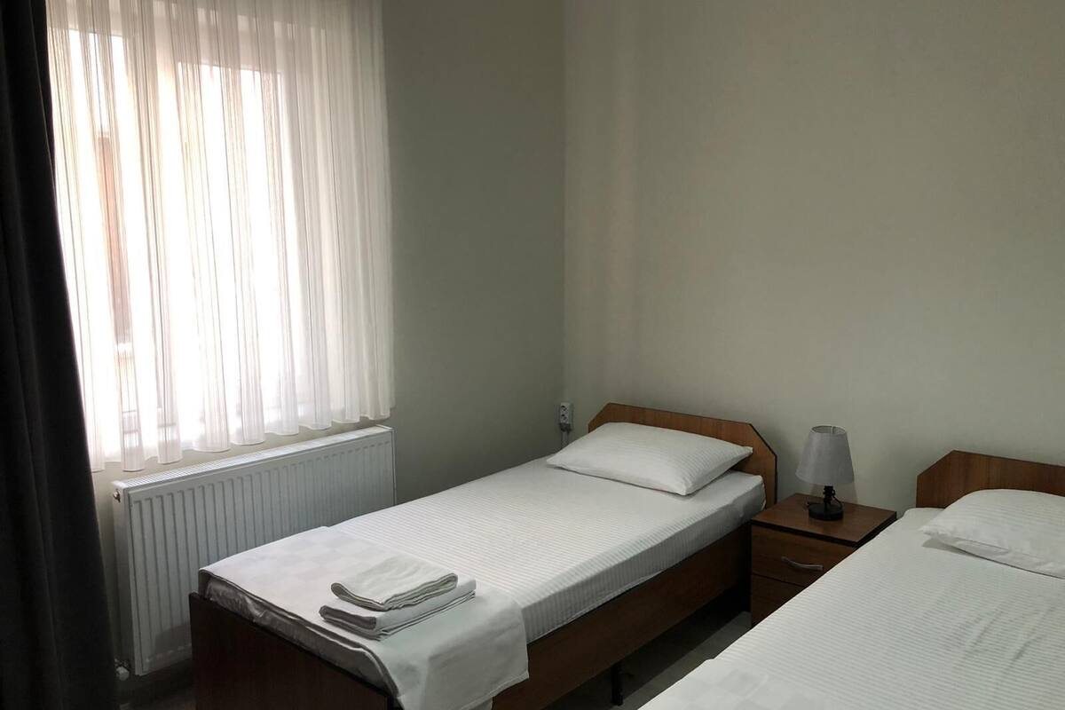 Standard-Zweibettzimmer | Hochwertige Bettwaren, Bügeleisen/Bügelbrett, kostenloses WLAN