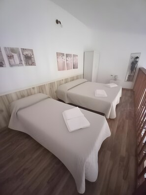 Bügeleisen/Bügelbrett, WLAN, Bettwäsche