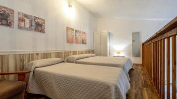 1 dormitorio, tabla de planchar con plancha, wifi y ropa de cama