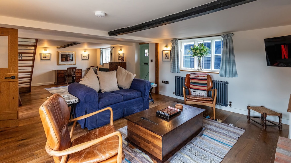 Charming Thatched Cottage In The Heart Of Ramsbury - Cotswolds