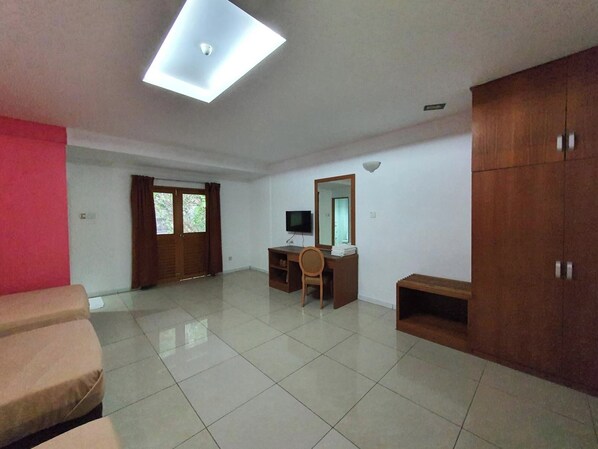 Cortinas blackout y tabla de planchar con plancha