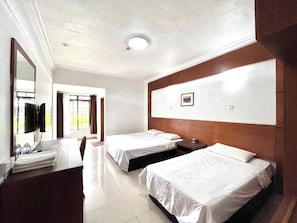 Cortinas blackout y tabla de planchar con plancha