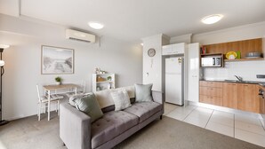 Eine moderne Wohnung mit Wohnzimmer, Essbereich und Küche.
