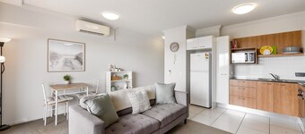 Birtinya 1-bed With Canal Views and Pool