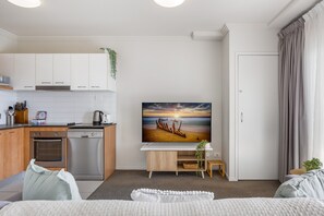 Private kitchen - Birtinya 1-bed With Canal Views and Pool (Sunshine Coast)