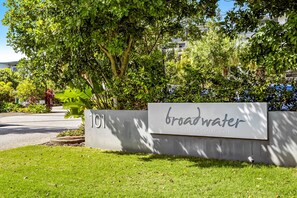 Property grounds - Birtinya 1-bed With Canal Views and Pool (Sunshine Coast)