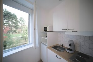 Kylskåp, mikrovågsugn, spishäll och kaffe- och tebryggare