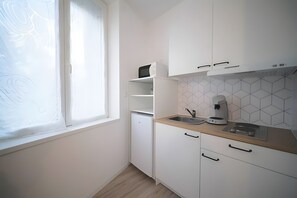 Kylskåp, mikrovågsugn, spishäll och kaffe- och tebryggare