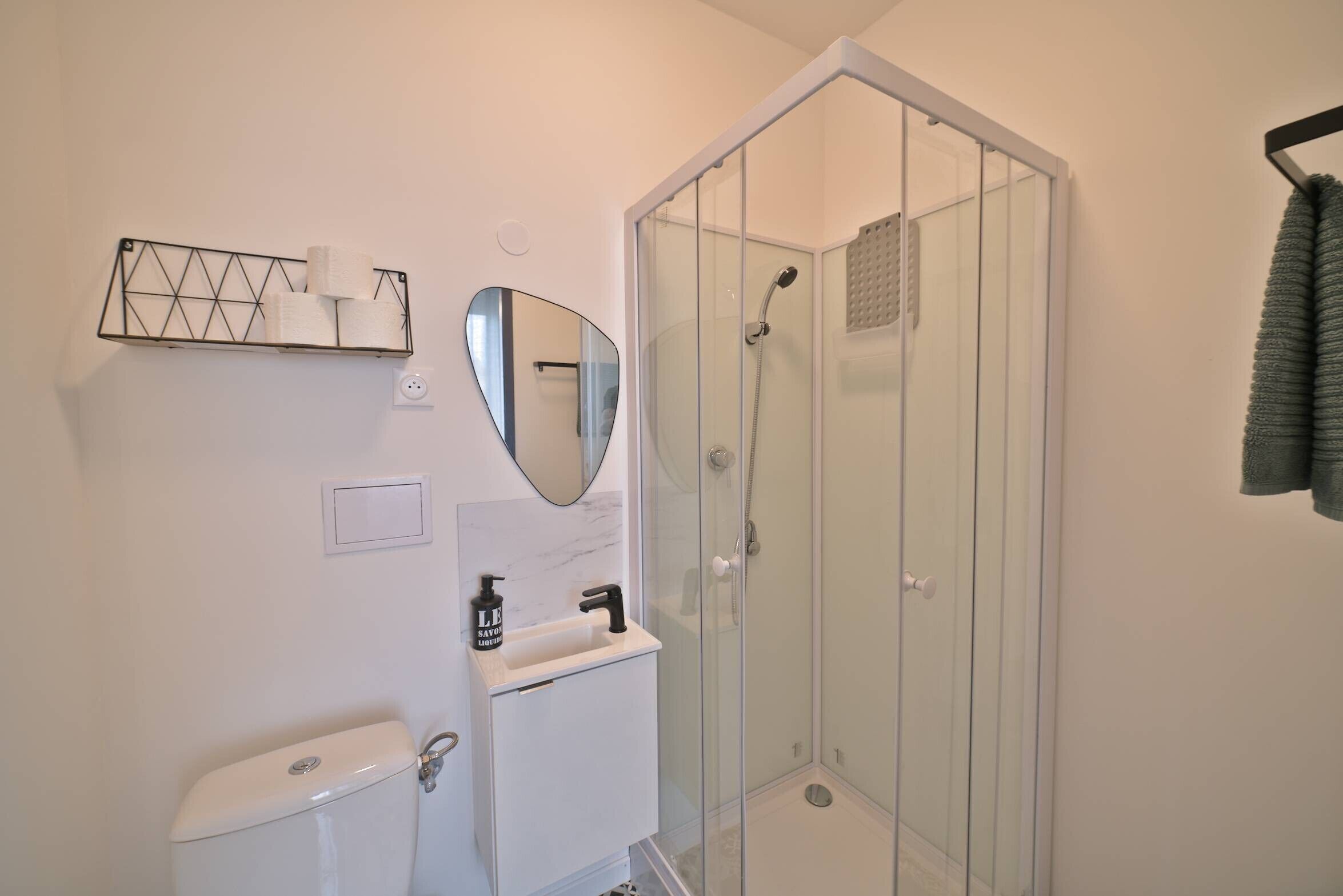 Douche, articles de toilette gratuits, sèche-cheveux