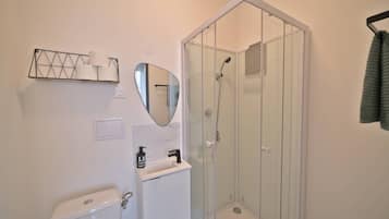 Dusche, kostenlose Toilettenartikel, Haartrockner, Handtücher