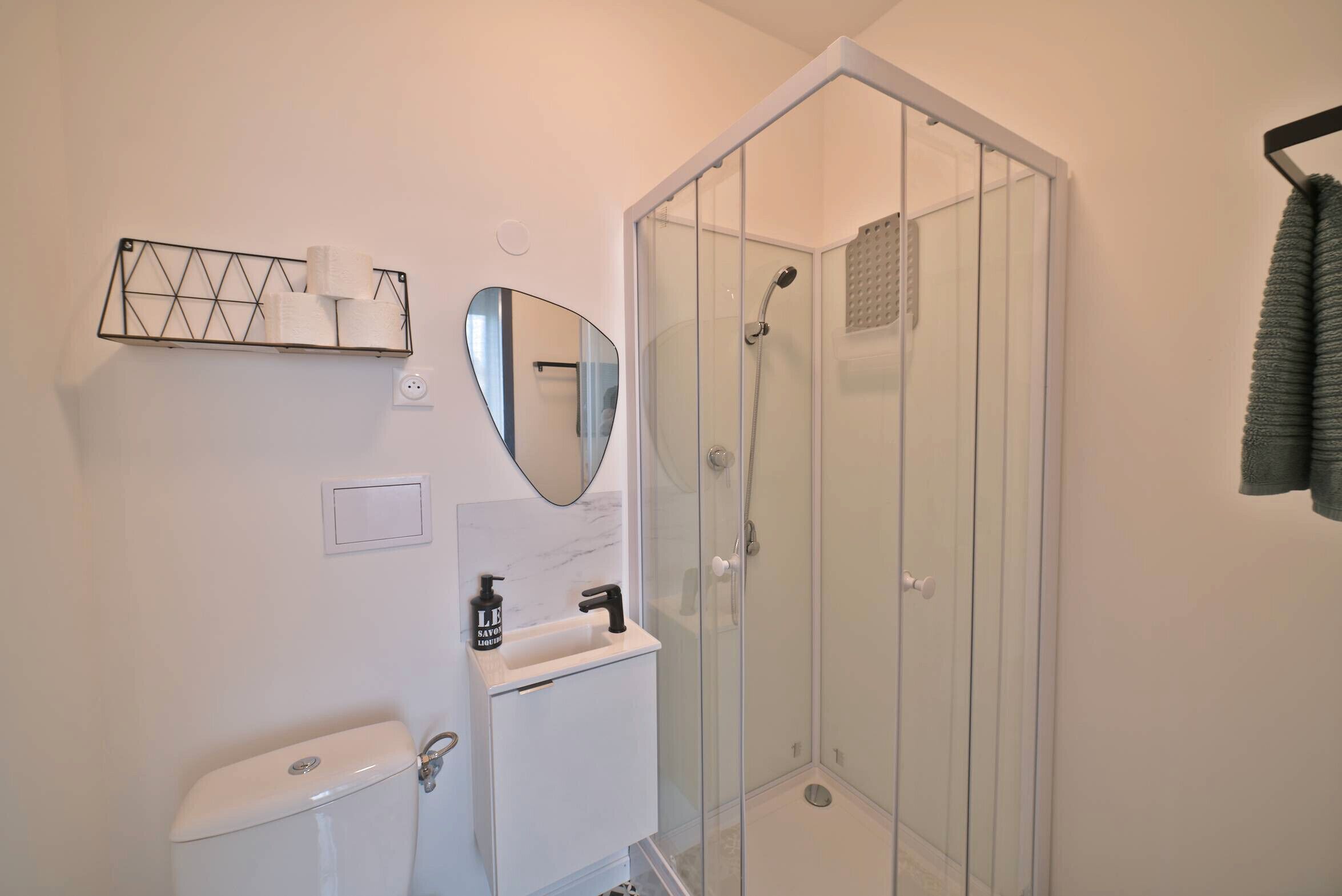 Dusche, Haartrockner, Handtücher