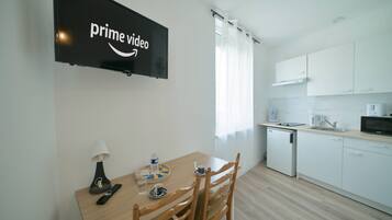 Réfrigérateur, micro-ondes, plaque de cuisson, cafetière/bouilloire