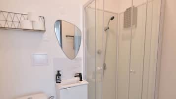 Douche, sèche-cheveux, serviettes fournies